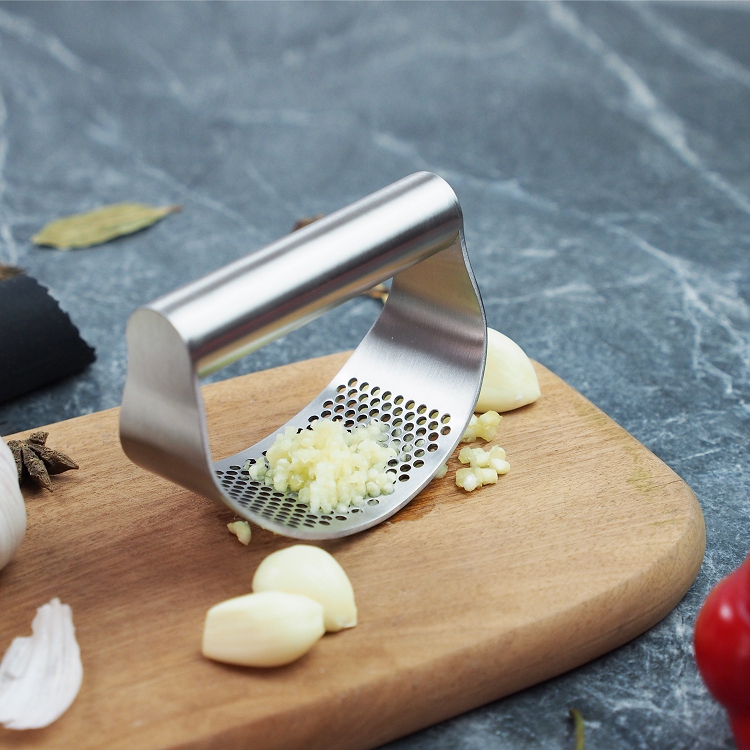 Food grade mini stainless steel garlic press Circular hand-held garlic press Manual ginger and garlic masher